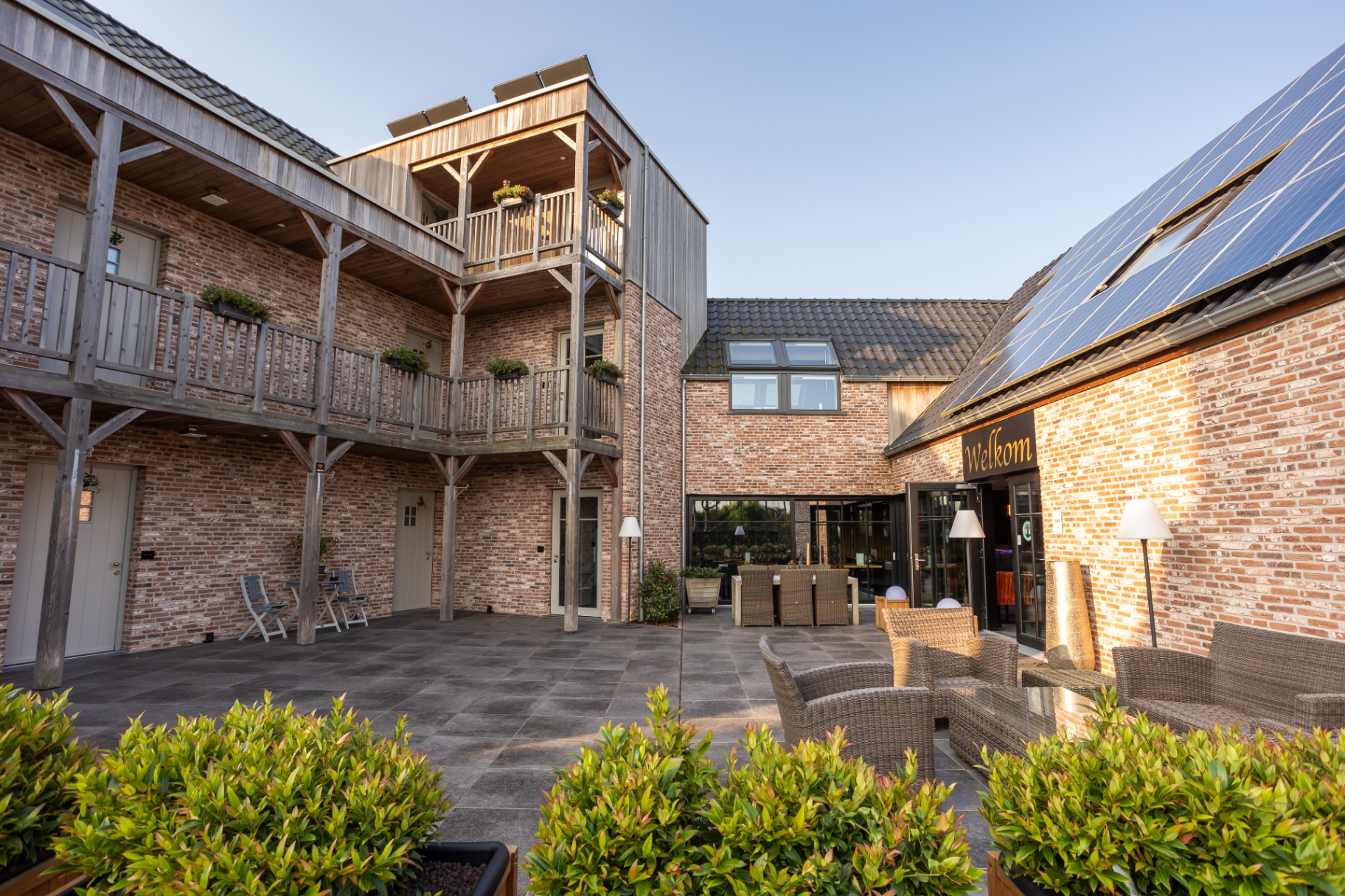 Binnenkoer en terras tussen de suites